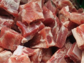 1、玉米排骨汤,把猪肋排斩成小段