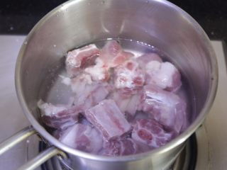 2、玉米排骨汤,用开水焯过，冲掉血沫