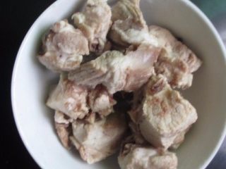 3、玉米排骨汤,把飞水后的排骨捞出待用