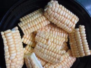 5、玉米排骨汤,切成小段
