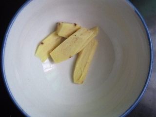 6、玉米排骨汤,鲜姜去皮切成厚片