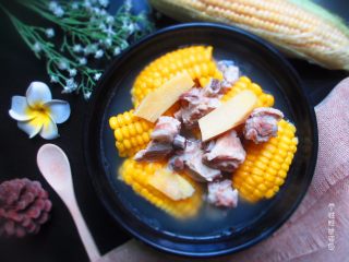 8、玉米排骨汤,出锅前放入适量盐即可，这款玉米排骨汤，味道清甜，不像其他补汤那样油腻厚重