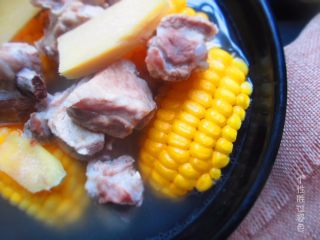 9、玉米排骨汤,骨头汤、排骨汤等是人们喜爱的食品，它含有丰富的卵磷脂、类粘蛋白和骨胶原。老年人常吃骨头汤能预防骨质疏松。