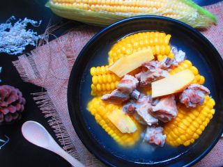 10、玉米排骨汤,也可以在煮汤的时候滴几滴醋，放醋可以使排骨的钙质更好的挥发，但是不要放多