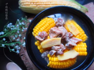 11、玉米排骨汤,排骨有很高的营养价值，具有滋阴润燥、益精补血的功效