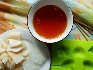 1、棒棒糖,原料 简箪麦芽糖  梨子  冰糖  棒棒糖磨具