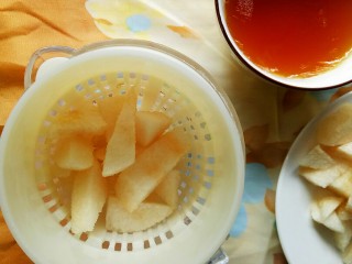 2、棒棒糖,梨子去皮切块，挤压梨汁。