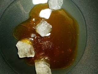 5、棒棒糖,不粘锅里，把梨汁 冰糖  麦芽糖放到锅里。冰糖记得弄碎，我没弄，煮好了都没化完(ಥ_ಥ)