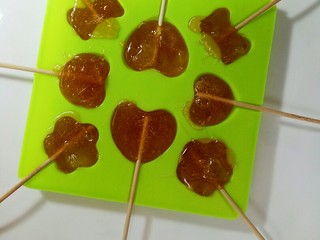 9、棒棒糖,用勺子舀到磨具里面，动作要快，糖浆很容易凝固