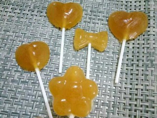 11、棒棒糖,各种造型，脱模后记得用保鲜膜或者棒棒糖袋子包装起来哦，天气热了放冰箱。