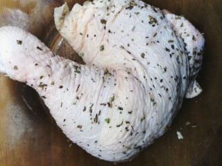3、法式脆皮烤烤鸡,给鸡腿来个香料马杀鸡。多揉揉更入味，腌制10分钟。