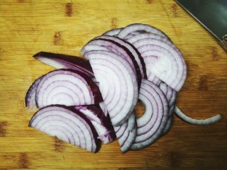 7、法式脆皮烤烤鸡,洋葱切切切，洋葱和土豆不一样哦，洋葱千万不要切的太细，会比较容易糊。要切块大些。