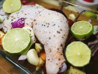 12、法式脆皮烤烤鸡,放几片柠檬前面忘了拍柠檬，柠檬同样不要切太薄。