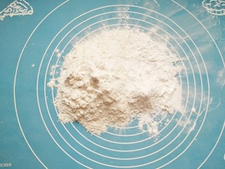1、年夜饭之五福临门~福袋,面粉均匀的加三分之一土豆粉，加一点盐备用。
