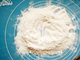 2、年夜饭之五福临门~福袋,把面向四周摊开放入温水。