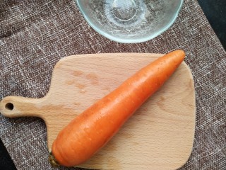 5、年夜饭之五福临门~福袋,准备胡萝卜。