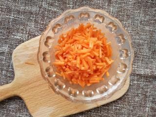 6、年夜饭之五福临门~福袋,切成小丁。