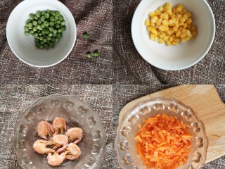 7、年夜饭之五福临门~福袋,虾仁去头，我用的虾有虾子，所以没有去皮去干净留了中间的几条虾腿，也可以补钙。