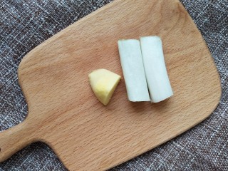 8、年夜饭之五福临门~福袋,葱姜切碎备用。