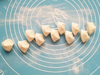 11、年夜饭之五福临门~福袋,把面团分成小面团。