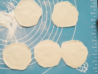 12、年夜饭之五福临门~福袋,擀成圆饼。