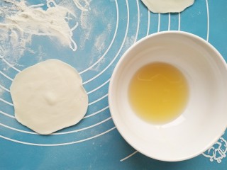 13、年夜饭之五福临门~福袋,每一个圆饼上均匀涂抹油。