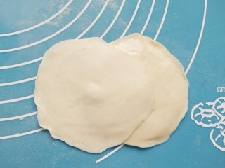 14、年夜饭之五福临门~福袋,五张面饼一层一层叠加在一起。