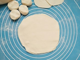 15、年夜饭之五福临门~福袋,继续擀面，擀到17.5公分。