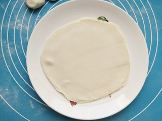 16、年夜饭之五福临门~福袋,放入盘中上锅蒸五分钟。