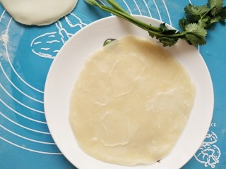 17、年夜饭之五福临门~福袋,取出熟了饼皮，把五张饼皮分开备用，香菜洗干净备用。