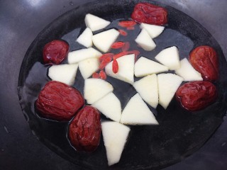 9、苹果红枣汤,然后放枸杞子
