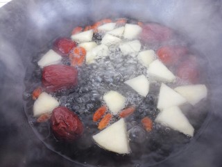 11、苹果红枣汤,大火煮开