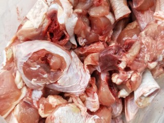 1、美味家常熬炒鸡,三黄鸡一只，剁成块。