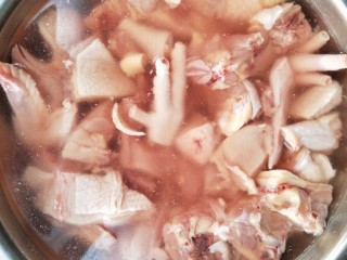 2、美味家常熬炒鸡,用手撕去多余的皮脂，用清水泡泡，去血水。