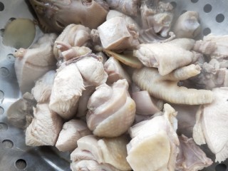 4、美味家常熬炒鸡,沥干，备用。