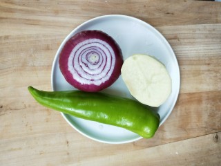 5、美味家常熬炒鸡,准备好洋葱，青椒，土豆。