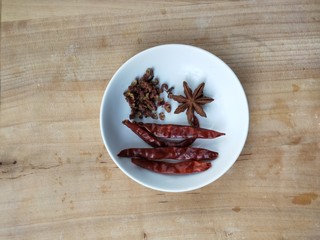 6、美味家常熬炒鸡,八角，红椒粒，辣椒干。