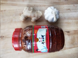 7、美味家常熬炒鸡,郫县豆瓣酱，姜，蒜。