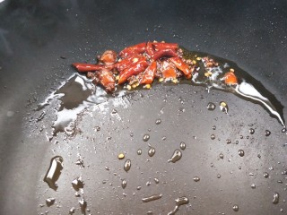 8、美味家常熬炒鸡,起油锅，放辣椒干，红椒，八角小火煸炒。