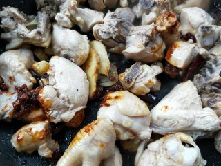 11、美味家常熬炒鸡,倒入鸡块。