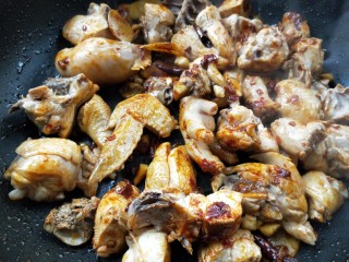 12、美味家常熬炒鸡,翻炒上色。