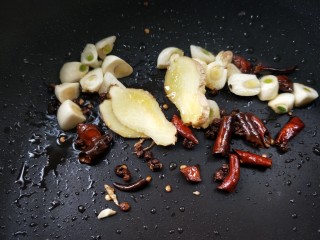 9、美味家常熬炒鸡,再放姜片，蒜粒煸香。