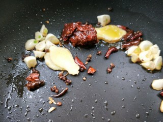 10、美味家常熬炒鸡,放郫县豆瓣酱，慢慢煸炒出红油。