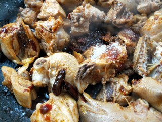 13、美味家常熬炒鸡,加白糖，蚝油，胡椒粉。