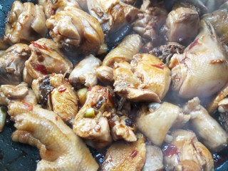 14、美味家常熬炒鸡,继续翻炒。