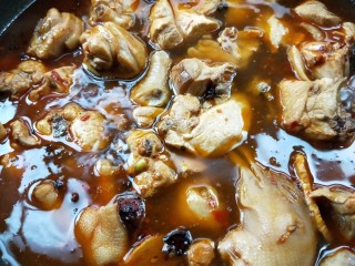 15、美味家常熬炒鸡,炖煮20分钟。