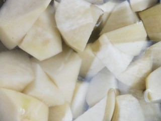 16、美味家常熬炒鸡,炖煮过程中把土豆切滚刀，泡水去除多余的淀粉。