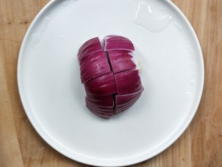 17、美味家常熬炒鸡,把洋葱切开。