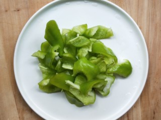 18、美味家常熬炒鸡,把青椒切滚刀。