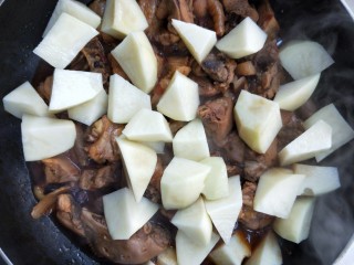 20、美味家常熬炒鸡,加入沥干水的土豆块。